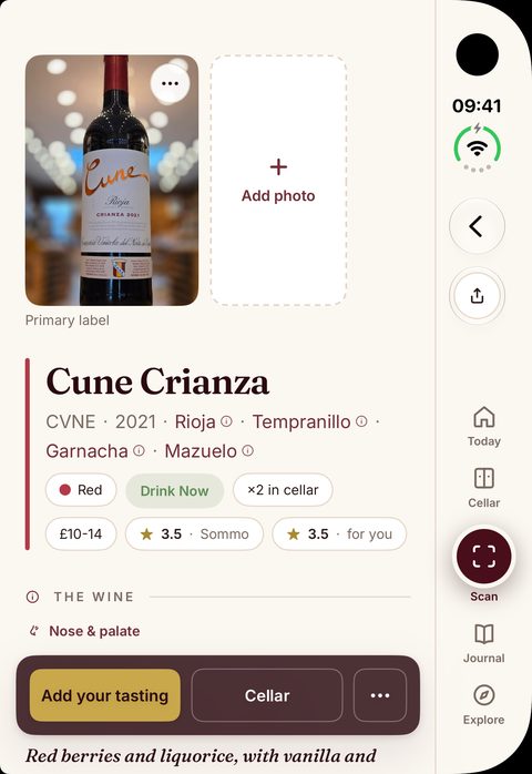 Closed, on the outer display: wine details for a scanned bottle of Cune Crianza 2021